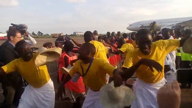 Traditional dancers greet Pope Francis in Uganda смотреть онлайн