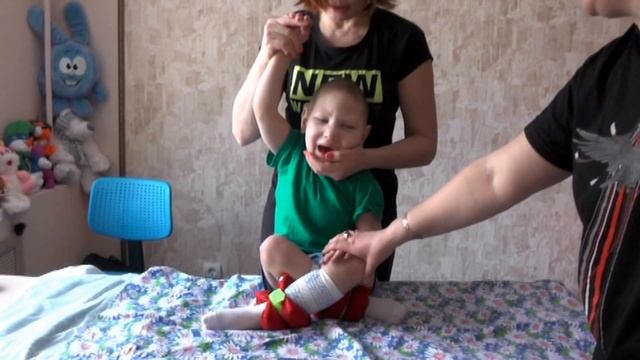 Занятие с Ильёй лечебной физкультурой