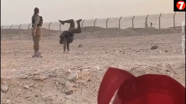 Милый танец военных девушек на государственной границе.