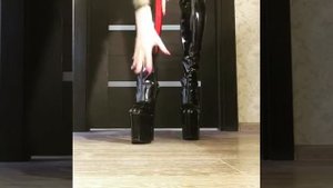 В шикарных латексных сапогах и брюках?