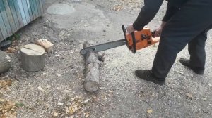 Пилю бензопилой, рвётся цепь, колем дрова