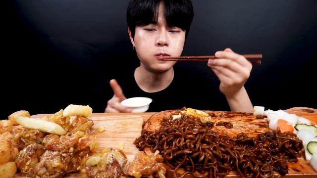 SUB) 짜계치+자담 생그라나치킨 먹방 리얼사운드_Jjapaghetti, Fried egg, cheese, Honey Butter Cheese Chicken Realsound смотреть онлайн