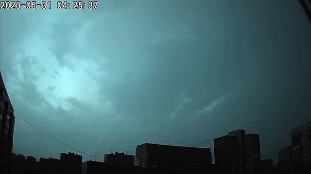 Попадание молнии в здание. Ульяновск, Засвияжье / 31 мая 2020 смотреть онлайн