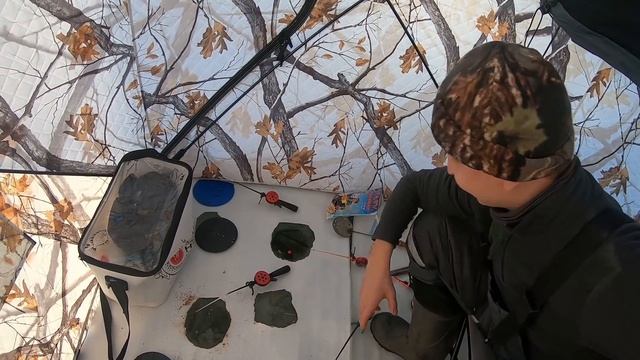 С ЖЕНОЙ В КОМФОРТЕ С НОЧЕВКОЙ!!! ЗИМНЯЯ ПАЛАТКА. Зимняя рыбалка 2020. Таня жжет.
