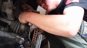 Замена передних тормозных колодок на Toyota Corolla Fielder 2004