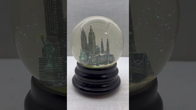 New York Saks Fifth Avenue Musical Snow Globe Statue of Liberty & Sky Line