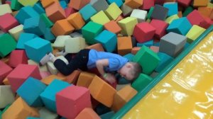 Дети играют в Парке Развлечений с аттракционами