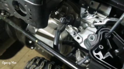 Регулирую карбюратор на снегоуборщике.