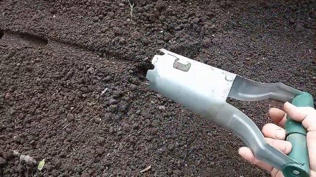 Мои приспособления для изготовления лунок под томаты, перцы, баклажаны. Просто и легко  на все 100%