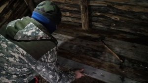 землянка в лесу,соорудил лежак, принёс дверь для землянки