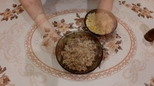 Салат с рыбными консервами, луком и яйцами.