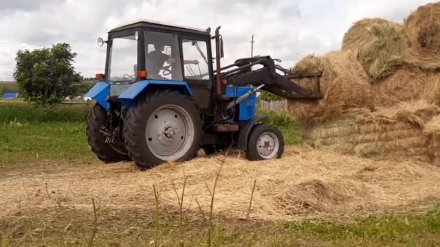 Скирдовка рулонов сена с мтз смотреть онлайн