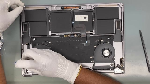 MacBook Pro 15 inch, 2018 Top Case & Display Replacement 2 смотреть онлайн