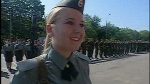 Девушки идут в армию
