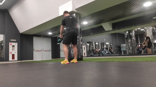 Третья фаза турецких подъемов Выпады назад с гирей над головой смотреть онлайн