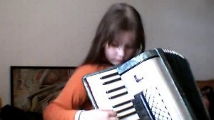 10-и летняя девочка играет на аккордеоне=)