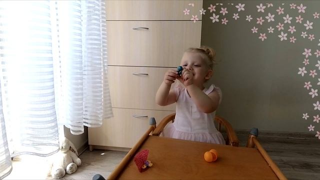 Kira opens kinder surprises capsules / Кира открывает капсулы с киндер сюрпризами смотреть онлайн