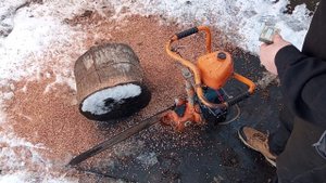 Бензопила Дружба с карбюратором от триммера в работе. Замер оборотов тахометром.