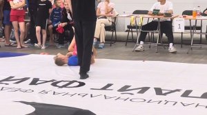 Девочка выиграла соревнования по грэпплингу.