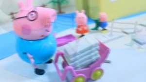 Мультик с игрушками. Папа Свин делает дорожку к своему домику.