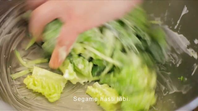 Toila Spa restoranis Mio Mare kohapeal valmistatud külmsuitsulõhega Caesari salati valmistamine смотреть онлайн