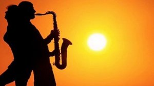 Одиноко звучит саксофон .