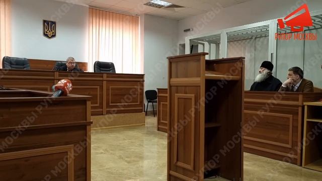 Сотрудники СБУ увозят митрополита Павла в суд из Киево-Печерской лавры