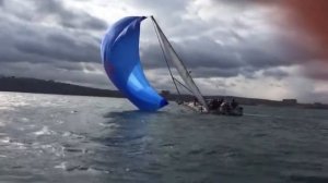 Парусную яхту ветром положило на бок!