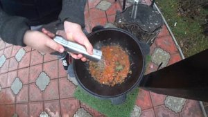СТЕЙКИ ИЗ СВИНИНЫ В КАЗАНЕ ПОД МАРИНАДОМ С ГАРНИРОМ