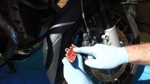 BMW R1200GS Adventure 2008 front brake pads change