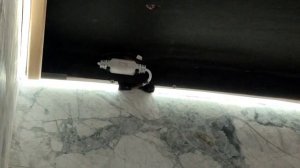 потолок на бане из реки порящим светодиодной лентой