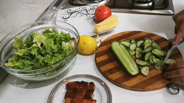 Полезный крабовый салат. Рецепт в описании. Xeyirli krabli salat resept. смотреть онлайн