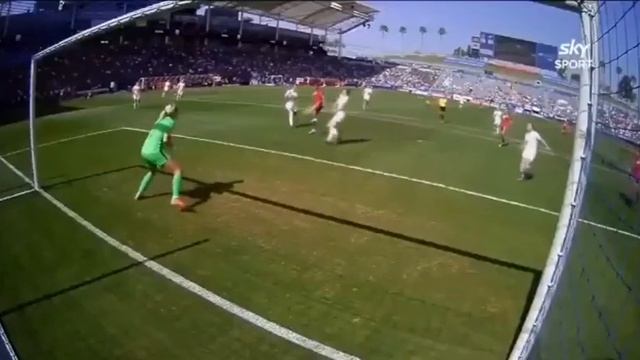 Футболистка оформила хет-трик в первые полчаса матча. Правда, все мячи она забила в свои же ворота. смотреть онлайн