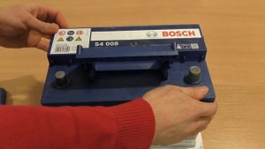 Как определить в аккумуляторе левый или правый плюс?