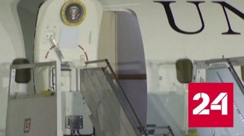 Скатившийся по трапу самолета соратник президента США попал на видео - Россия 24 