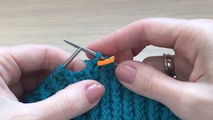 Простая двусторонняя шапочка спицами и снуд. Мастер - класс.