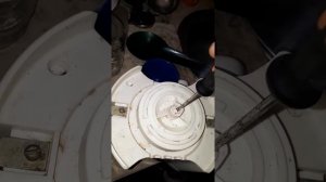 Как выкрутить сломанную пластмасовую резьбу.
