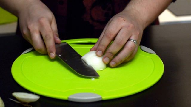 Как нарезать лук кубиками? Как порезать лук без слез? Как нарезать лук без слез? Как резать лук? смотреть онлайн