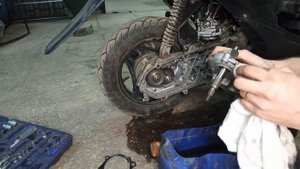 Течь редуктора Suzuki Lets 2 (изготовление прокладки своими руками)