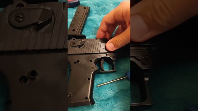 собирание игрушечного дигла называется: Desert eagle pistol Israel Military Industries LTD (I.M.I)