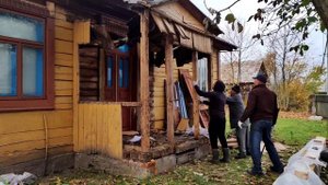 Заложили дверной проем брусом на пену. Ремонт старого деревянного дома