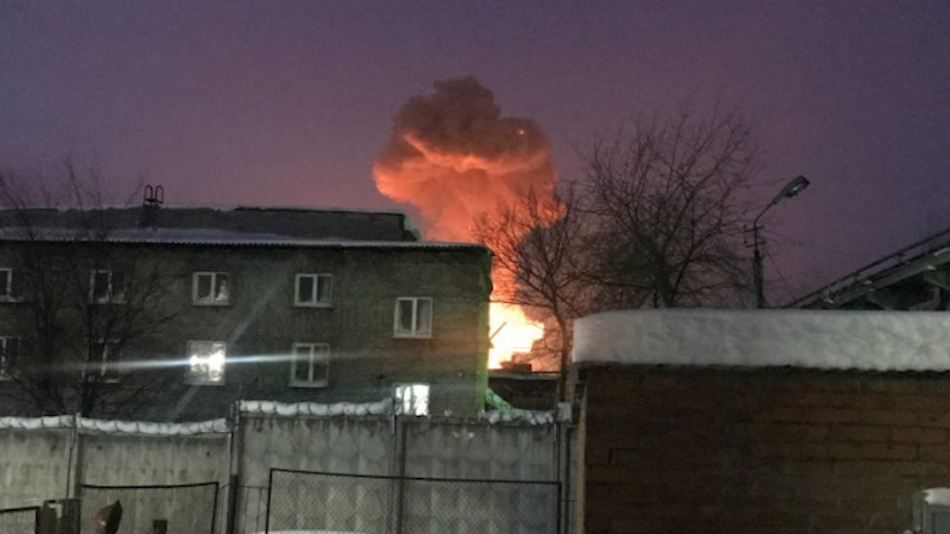 Пороховой завод сегодня. Пороховой завод Пермь. В Перми вспыхнул пороховой завод. Пожар на пороховом заводе Пермь. Пермь Бахаревка пожар 18июля2021.