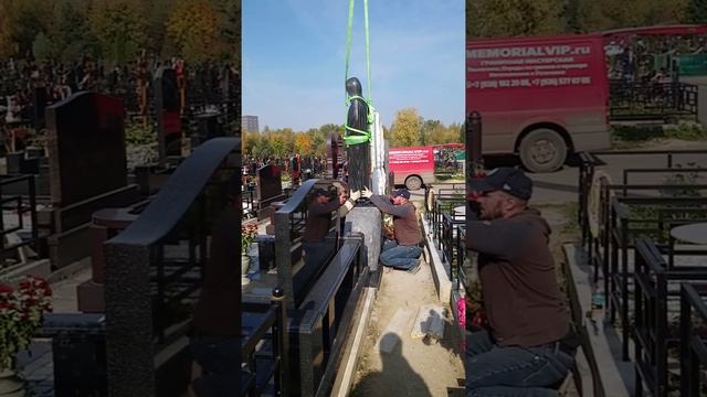Установка скульптуры на могилу с помощью крана