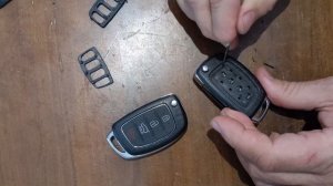 Hyundai ix35: Rubber pad replacement on the four-button key fob.