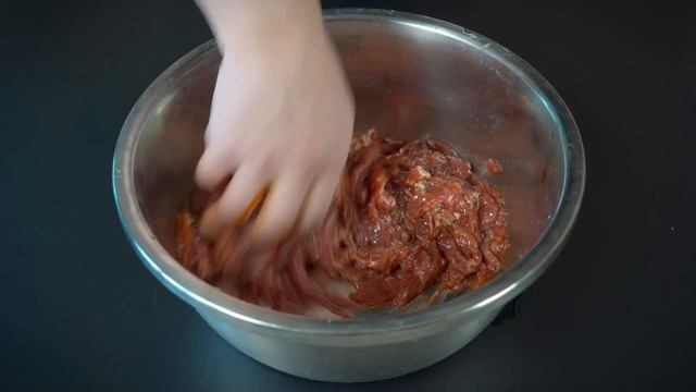 牛肉怎么腌制才嫩？大厨教你一招，牛肉这样做嫩如豆腐，香菜拌牛肉嫩滑好吃又入味。牛肉的正确腌制方法和腌制时间？生姜汁如何嫩化牛肉？哪些牛肉部位最嫩？好吃的凉拌汁怎么调？#牛肉的做法 #腌制牛肉#牛肉美