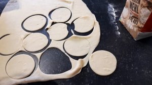 Вареники с вишней. Готовим тесто для вареников на молоке