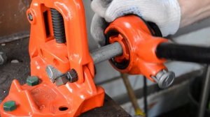 Нарезка резьбы 1/2 BSPT ручным клуппом VIRAX