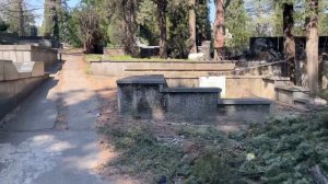 Тбилиси. Кладбище в Сабуртало. Перед Пасхой родственники приходят убирать могилы усопших.