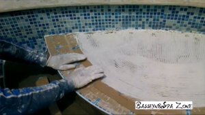 Ремонт бассейна. Реставрация ступеней. Наклеивание мозайки.