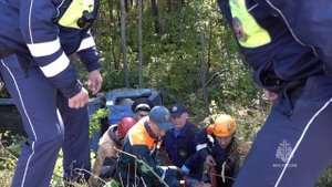 Спасатели оказали помощь на месте ДТП